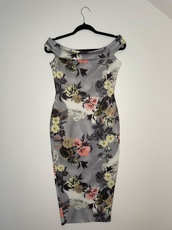 Robe moulante à motif fleuri, épaules découvertes