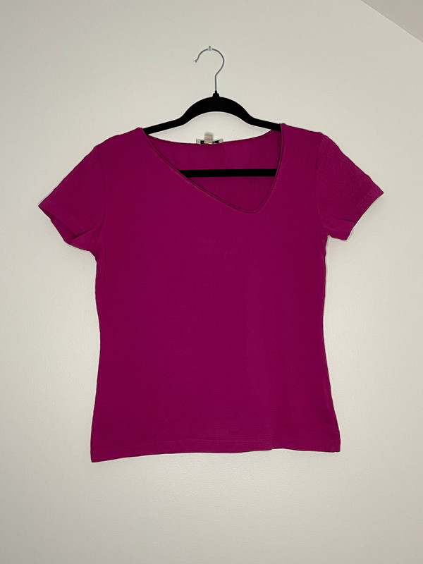 T-shirt violet à col asymétrique
