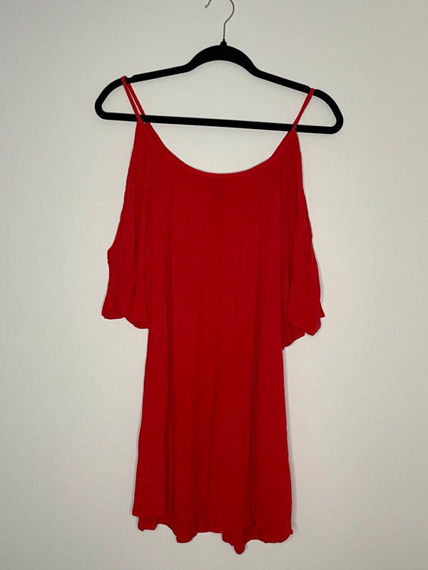 Robe courte d'été rouge, épaules découvertes