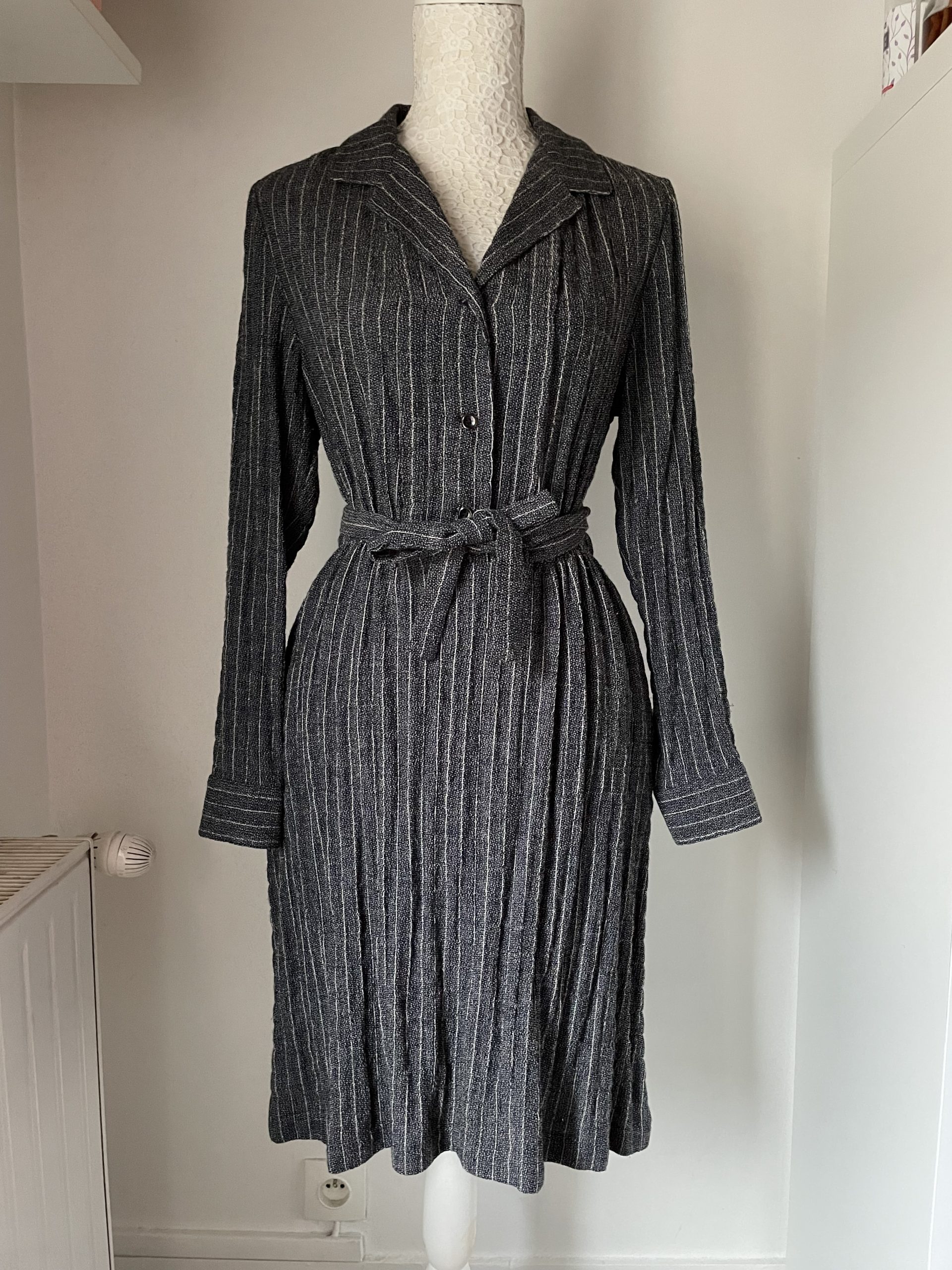 Robe chemise grise en laine à ceinture<br />
Réf : PEACOAT / CLOUD