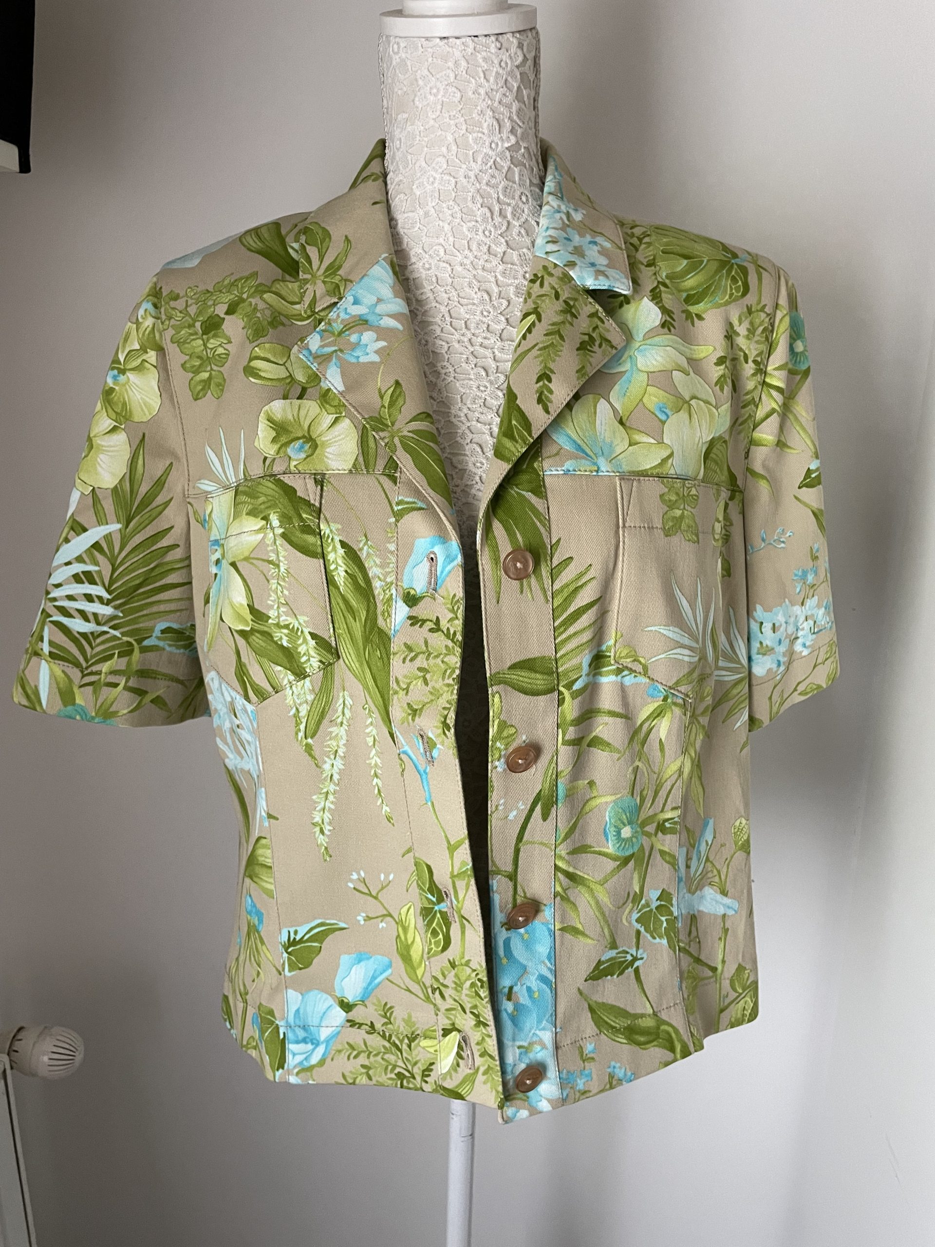 Veste d'été légère, manches courtes, à motif fleurs tropical, façon jean. Avec épaulettes 