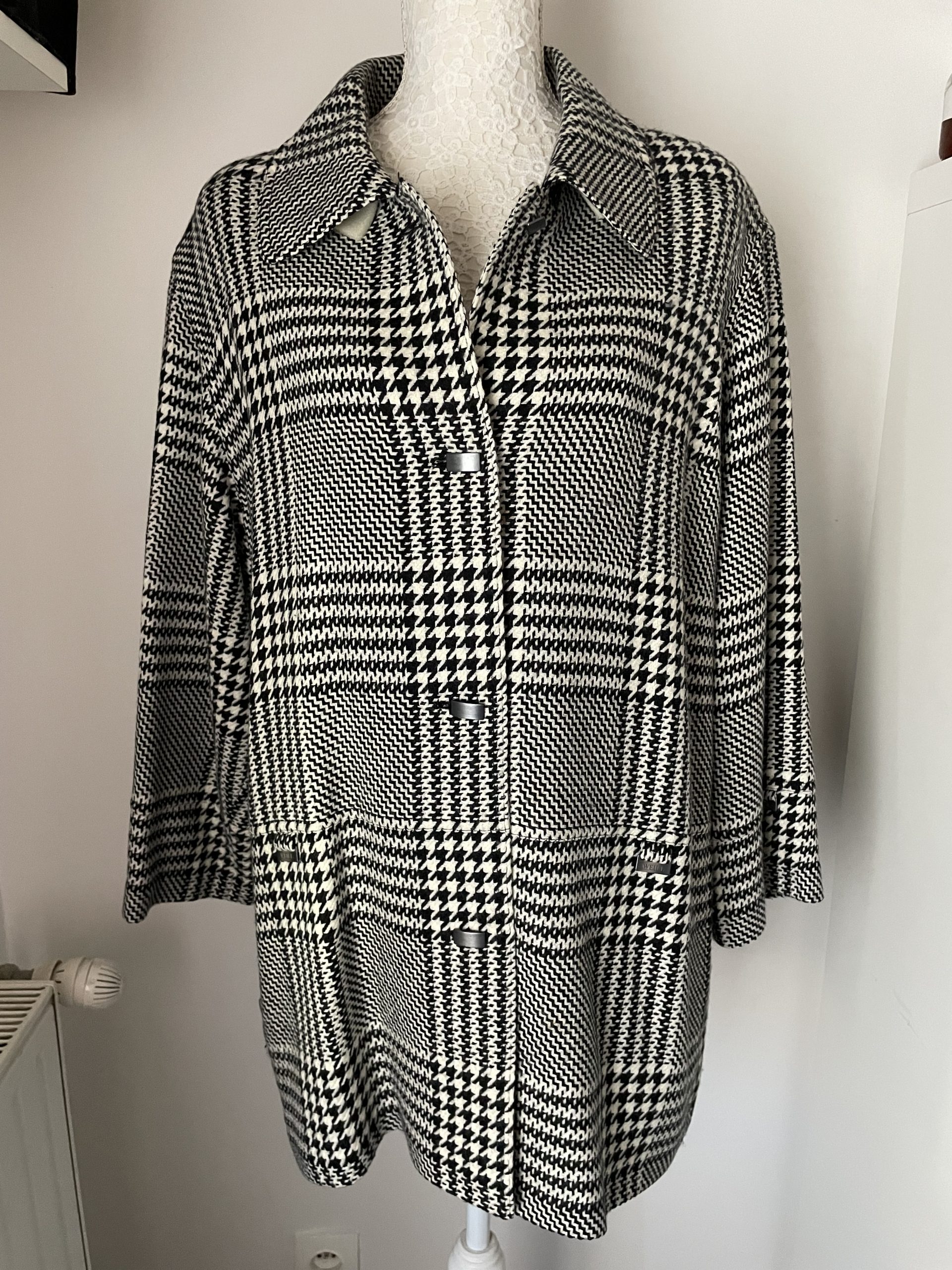 manteau mi long a motif pied de poule<br />
