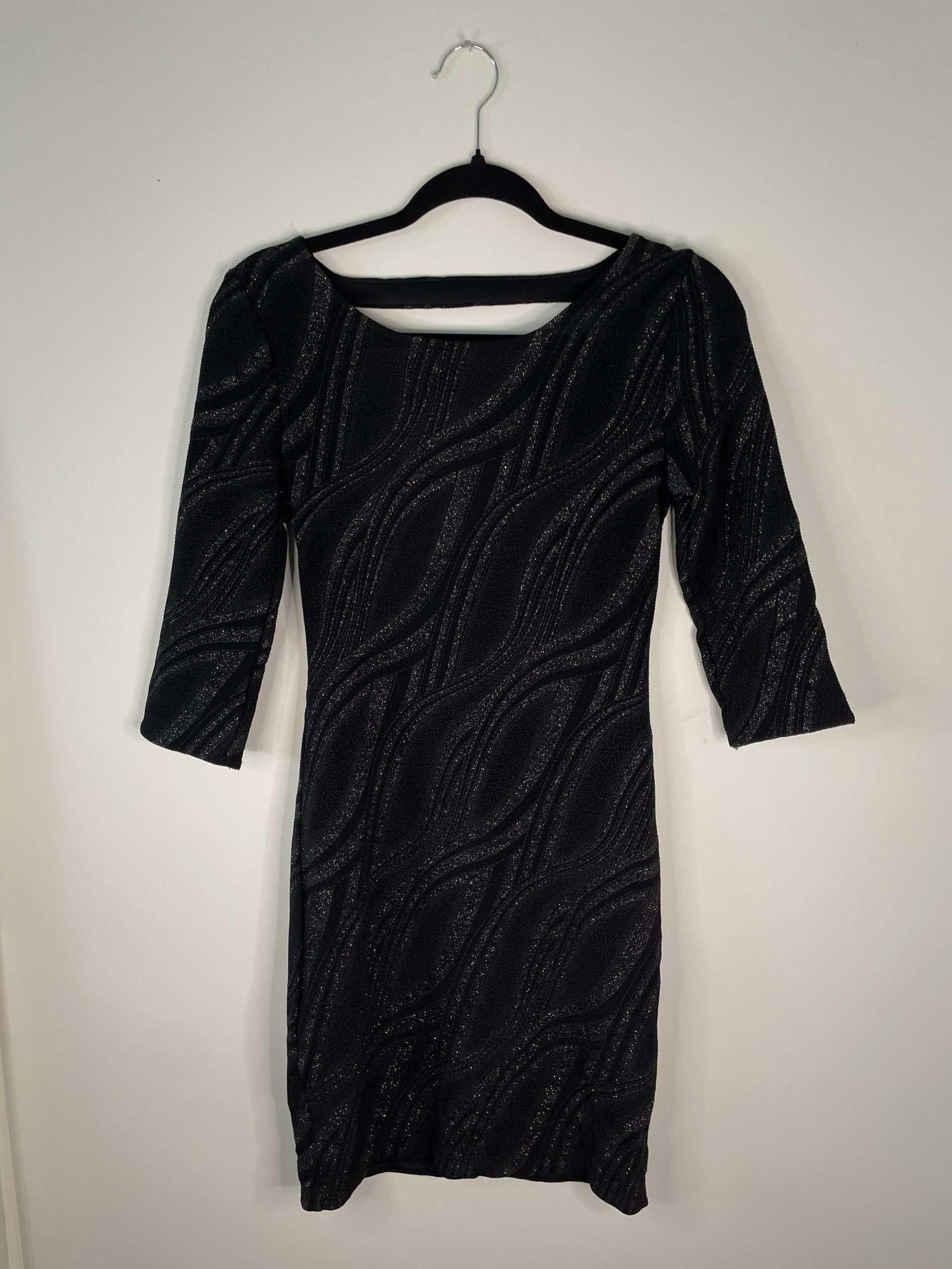 Petite robe noire moulante à motifs pailletés