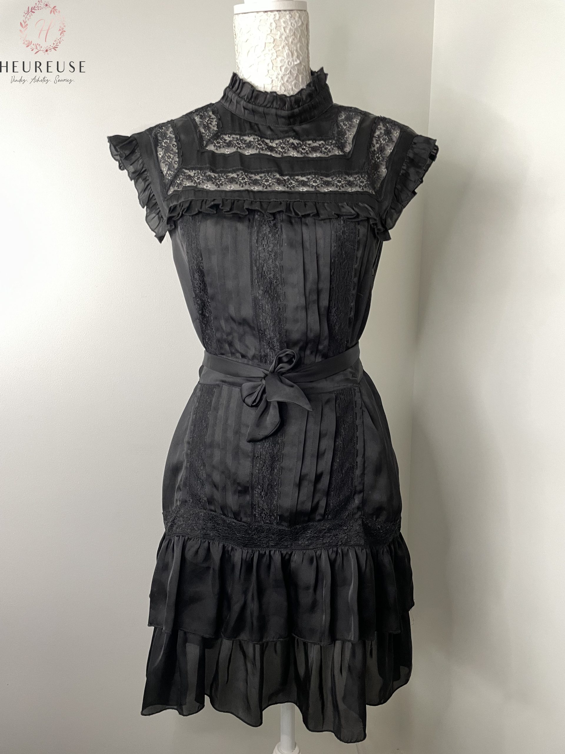 Robe à dentelles et volants 