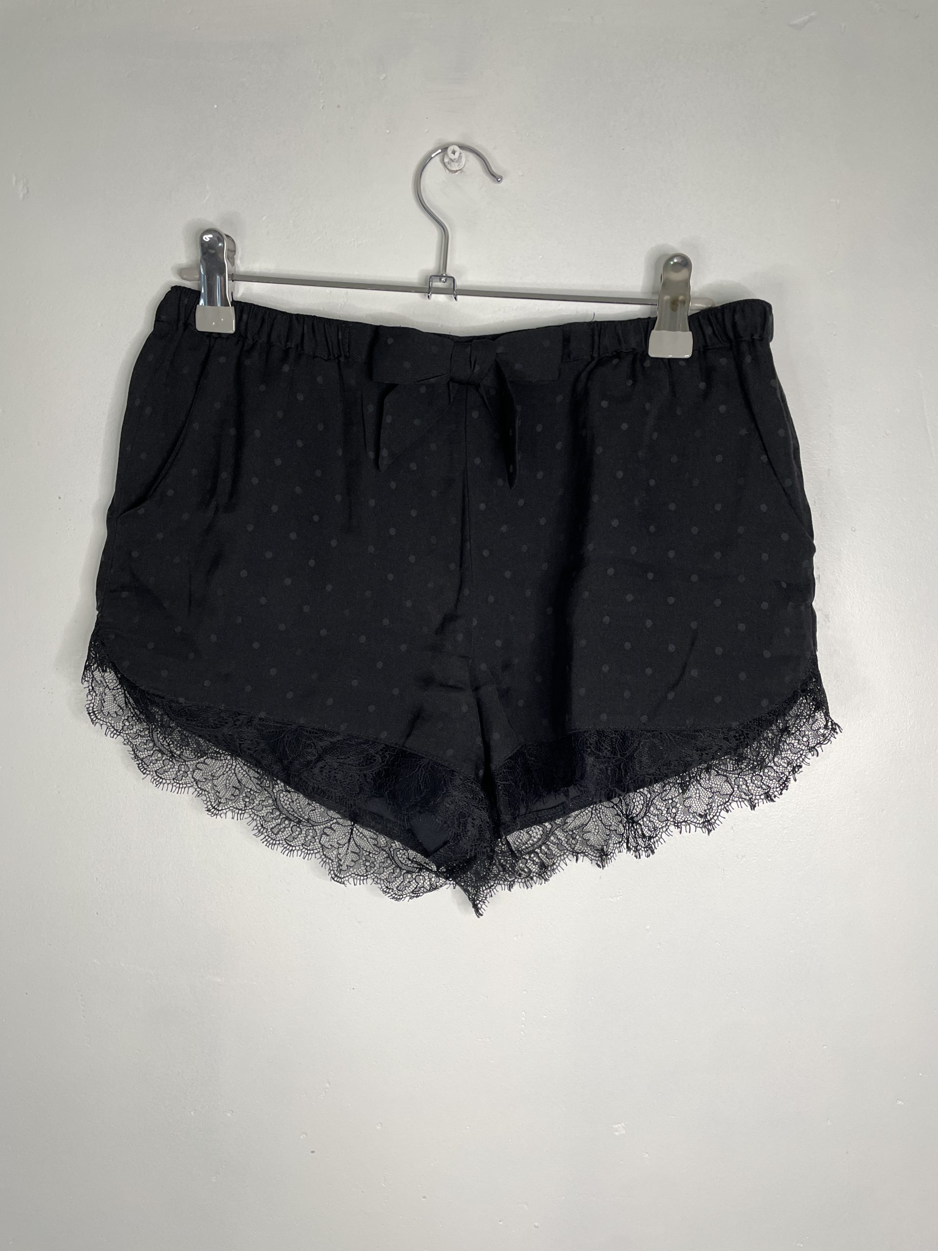 Short pyjama noir dentellé