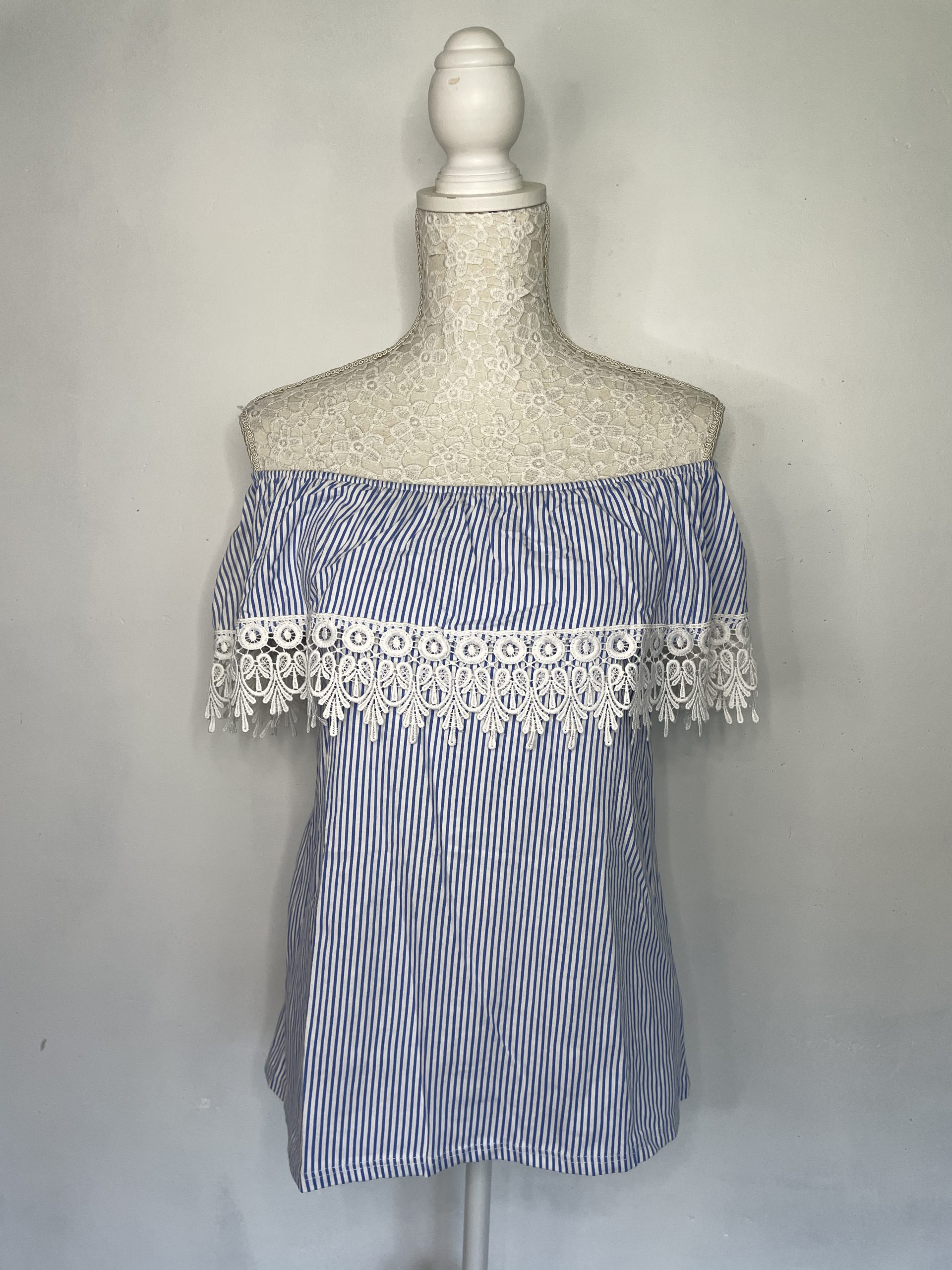 Top épaules nues rayures blanc bleu