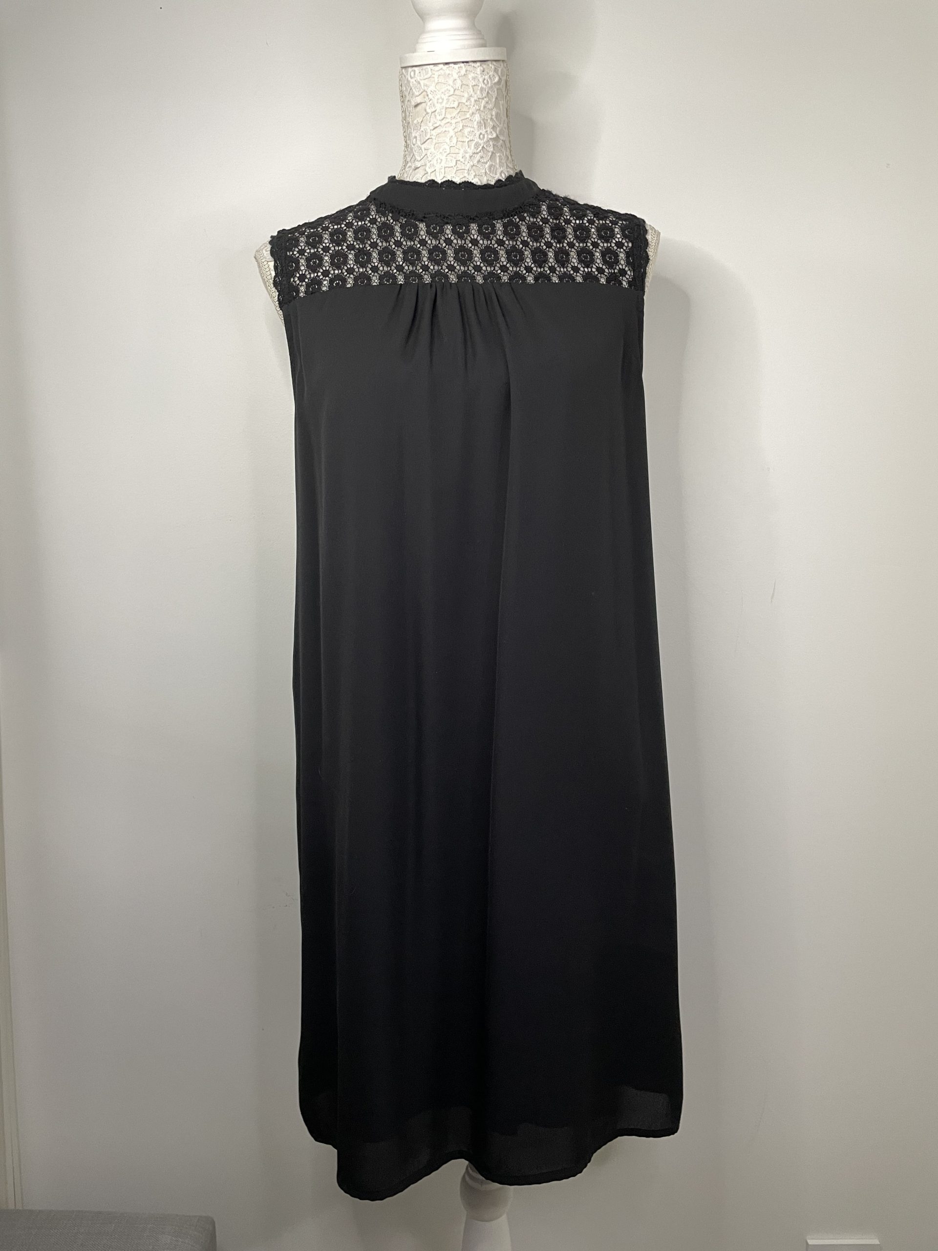 Petite Robe Noire col montant